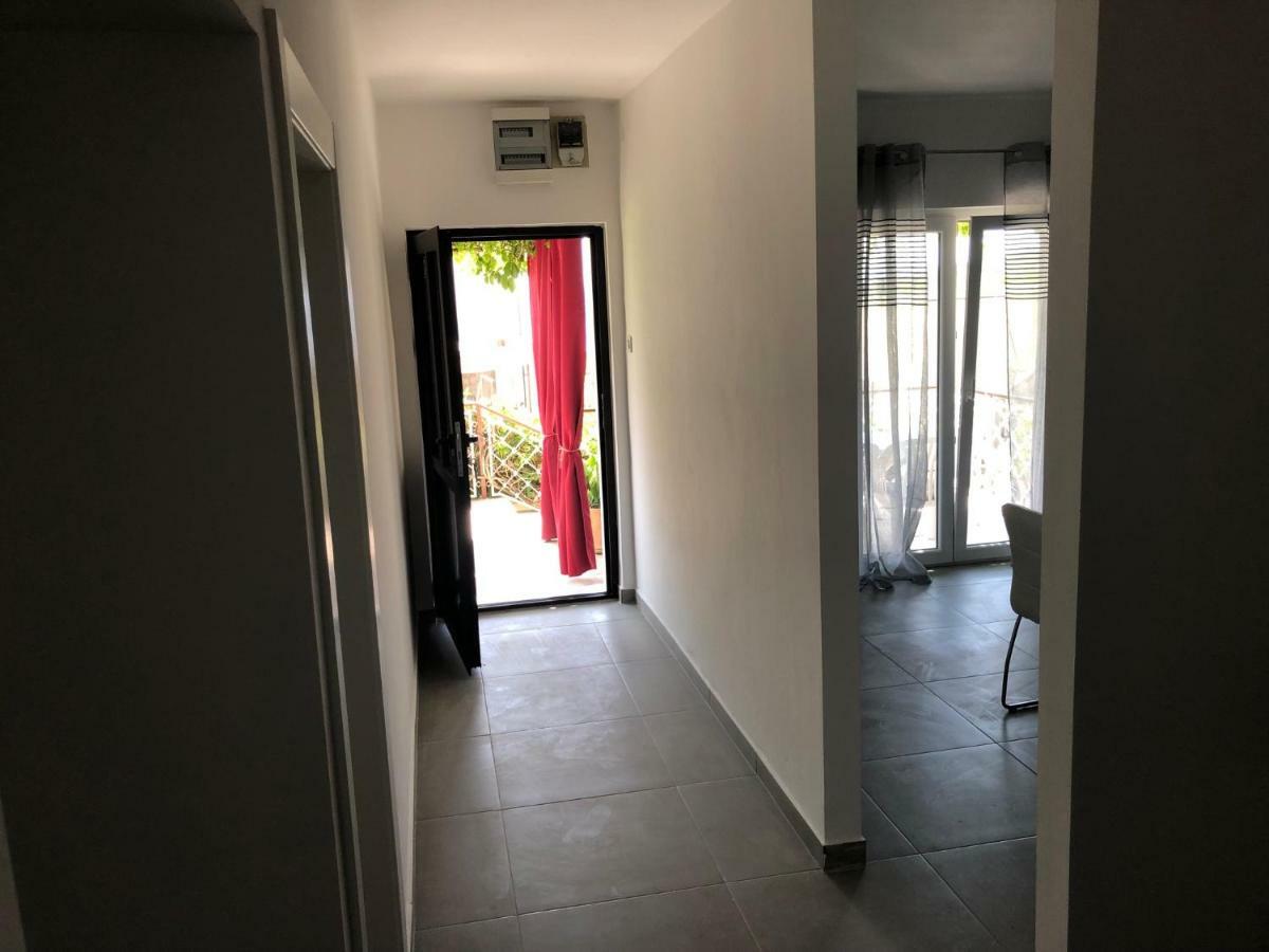 פרימוסטן Villa Lorenta Apartments מראה חיצוני תמונה